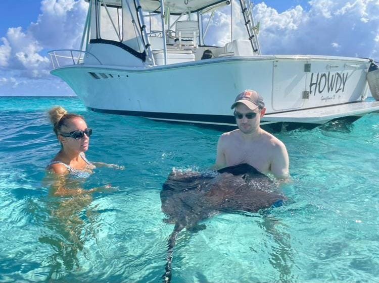 holding_stingray